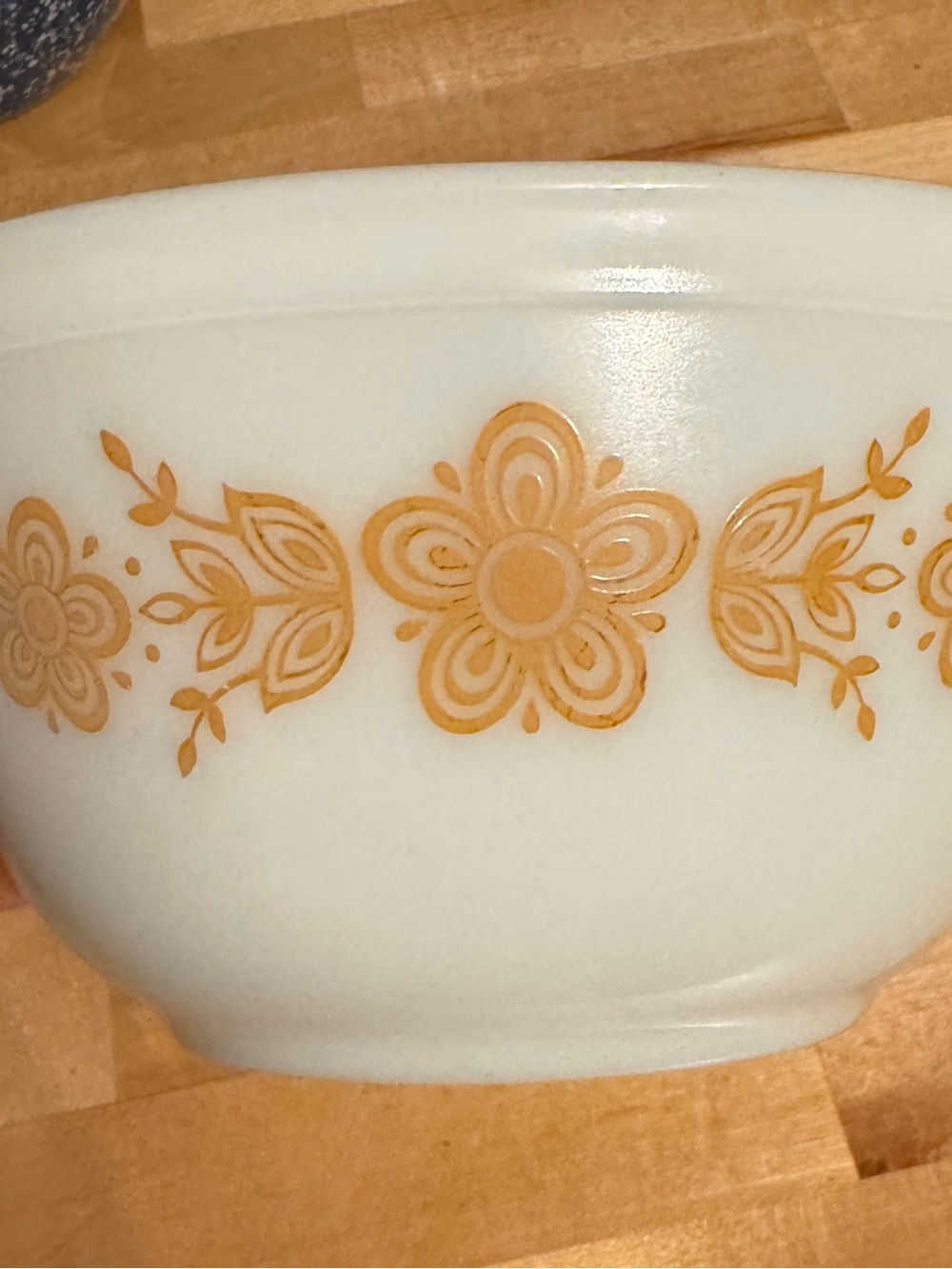 Vintage PYREX Butterfly Gold 402 bowl